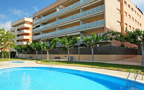 Nou Salou: L'Eau, Plante, Bâtiment, Ciel, Propriété, Jour, Piscine, Bleu Azur, Bleu, Nuage