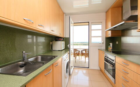 Nou Salou: Cabinetry, Comptoir, Evier, Évier, Meubles, Robinet, Bois, Cuisinière, Cuisine, Appareil De Cuisine