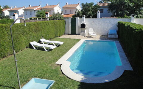 Montalt Viii: Piscine, Propriété, Herbe, Arrière-Cour, Gazon Artificiel, Maison, Balancelle, Cour, Immobilier, Pelouse