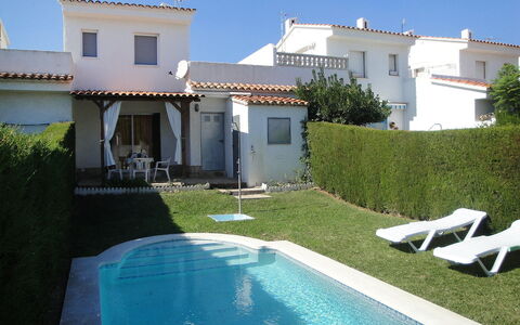 Montalt Viii: L'Eau, Plante, Ciel, Propriété, Bâtiment, Fenêtre, Bleu Azur, Piscine, Architecture, Herbe