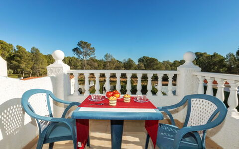 Casa Blanca: Table, Meubles, Ciel, Chaise, Bleu, Bâtiment, Tableau De Plein Air, Mobilier De Jardin, Design Intérieur, Arbre