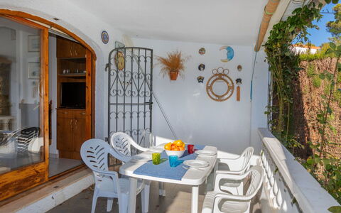 Casa Blanca: Meubles, Propriété, Plante, Table, Bâtiment, Bleu Azur, Bois, Chaise, Design Intérieur, Jaune
