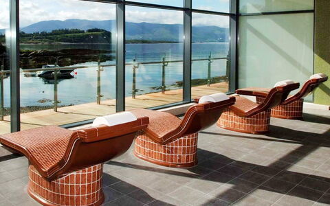 Pairc Na Saileac: L'Eau, Propriété, Fenêtre, Ciel, Bâtiment, Bois, Mobilier De Jardin, Design Intérieur, Ombre, Plante