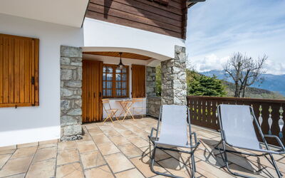 Sarre 350: Bâtiment, Propriété, Ciel, Fenêtre, Nuage, Plante, Bois, Éclairage, Ombre, Chaise