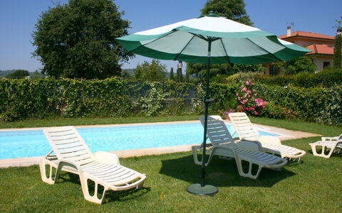 Casa Clementina: L'Eau, Plante, Meubles, Ciel, Vert, Parapluie, Ombre, Arbre, Balancelle, Mobilier De Jardin