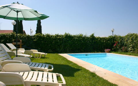Casa Clementina: L'Eau, Plante, Propriété, Ciel, Vert, Ombre, Mobilier De Jardin, Herbe, Piscine, Chaise