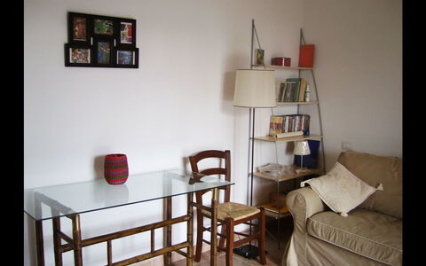 Casa Clementina: Meubles, Pièce, Étagère, Rayonnage, Propriété, Table, Design Intérieur, Maison, Bâtiment, Bibliothèque