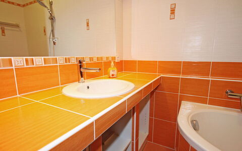 Walter: Salle De Bains, Pièce, Propriété, Tuile, Sol, Orange, Mur, Design Intérieur, Architecture, Sol