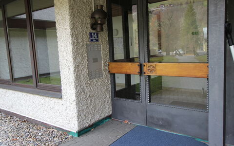Bad Hofgastein 240: Bâtiment, Fenêtre, Porte, Bois, Sol, Ombre, Verre, Gaz, Composite