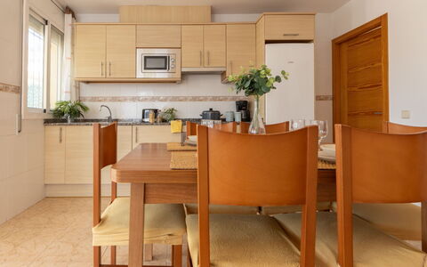 Flamenc 1: Meubles, Sol, Design Intérieur, Cuisine, Bois, Sol, Cabinetry, Comptoir, Appareil De Cuisine, Table