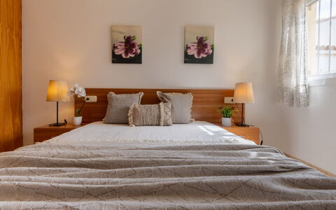 Flamenc 1: Meubles, Lit, Literie, Design Intérieur, Chambre, Drap De Lit, Linge, Bois, Pièce, Sol