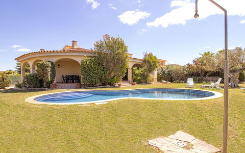 Jardi: Propriété, Immobilier, Herbe, Bâtiment, Maison, Piscine, Biens, Zone Résidentielle, Domicile, Architecture