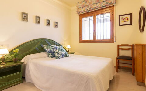 Fumadell: Chambre, Lit, Pièce, Propriété, Meubles, Drap De Lit, Cadre De Lit, Design Intérieur, Mur, Literie