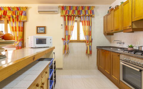Fumadell: Pièce, Propriété, Cuisine, Jaune, Comptoir, Meubles, Bâtiment, Design Intérieur, Cabinetry, Maison