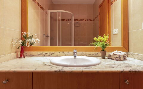 Fumadell: Salle De Bains, Pièce, Propriété, Armoire De Toilette, Tuile, Robinet, Évier, Design Intérieur, Comptoir, Accessoire Salle De Bain
