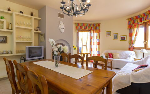 Fumadell: Pièce, Salle À Manger, Propriété, Meubles, Design Intérieur, Bâtiment, Plafond, Table, Table Cuisine Et Salle A Manger, Mur