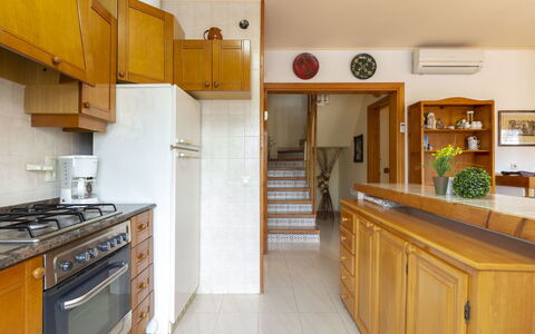 Nellyana: Propriété, Pièce, Cuisine, Cabinetry, Comptoir, Jaune, Bâtiment, Meubles, Immobilier, Maison