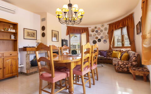Nellyana: Pièce, Propriété, Salle À Manger, Meubles, Design Intérieur, Jaune, Bâtiment, Plafond, Table, Immobilier