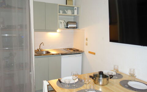 Saint Gervais 172: Comptoir, Cabinetry, Meubles, Évier, Robinet, Vaisselle, Table, Cuisine, Bois, Cuisinière