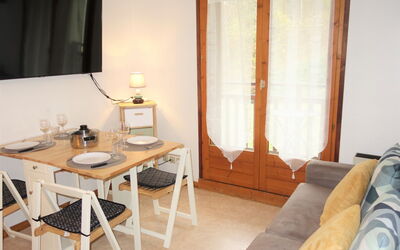 La Piste a 172.3: Table, Meubles, Propriété, Confort, Bois, Bâtiment, Design Intérieur, Salon, Bureau, Lampe