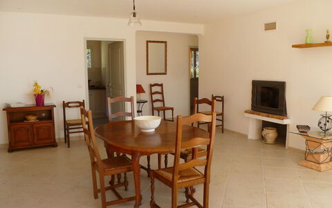 La Campagne: Pièce, Meubles, Propriété, Salle À Manger, Table, Bâtiment, Design Intérieur, Sol, Table Cuisine Et Salle A Manger, Plafond