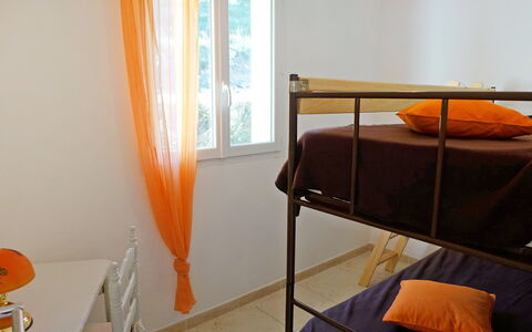 La Campagne: Orange, Pièce, Meubles, Propriété, Design Intérieur, Jaune, Maison, Lit, Table, Domicile