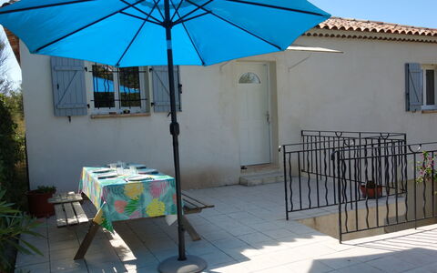 La Campagne: Parapluie, Propriété, Ombre, Bâtiment, Maison, Accessoire De Mode, Domicile, Patio, Architecture, Arrière-Cour