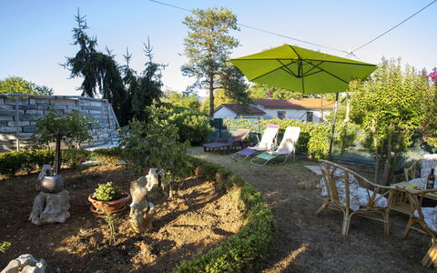Olivia: Table, Ciel, Propriété, Meubles, Plante, Chaise, Bleu Azur, Ombre, Design Intérieur, Architecture