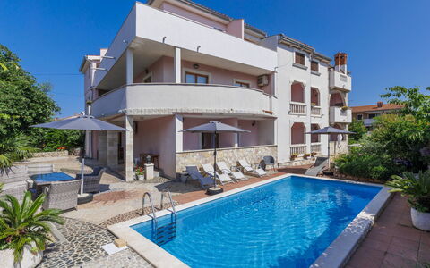 Rovinj 397: Plante, L'Eau, Bâtiment, Piscine, Bleu Azur, Fenêtre, Ciel, Arbre, Loisir, Ombre