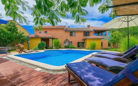 Loreta: Piscine, Propriété, Immobilier, Maison, Bâtiment, Domicile, Zone Résidentielle, Arrière-Cour, Biens, Cour
