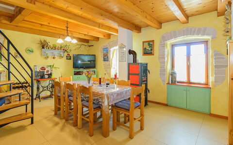 Loreta: Pièce, Propriété, Bâtiment, Plafond, Immobilier, Design Intérieur, Meubles, Maison, Salle À Manger, Chalet
