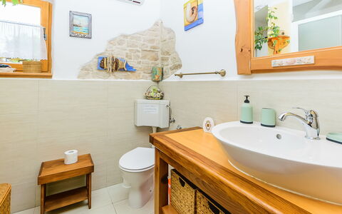 Loreta: Miroir, Propriété, Robinet, Plante, Évier, Luminaire Plomberie, Lavabo, Baignoire, Salle De Bains, Design Intérieur
