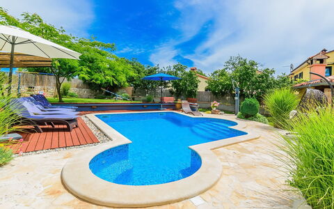 Loreta: Nuage, Plante, L'Eau, Ciel, Propriété, Piscine, Bleu Azur, Bleu, Arbre, Bâtiment