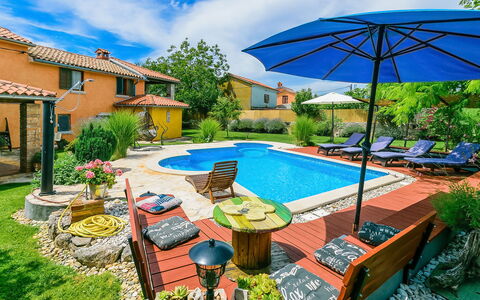 Loreta: L'Eau, Plante, Ciel, Nuage, Propriété, Bâtiment, Bleu, Bleu Azur, Arbre, Piscine