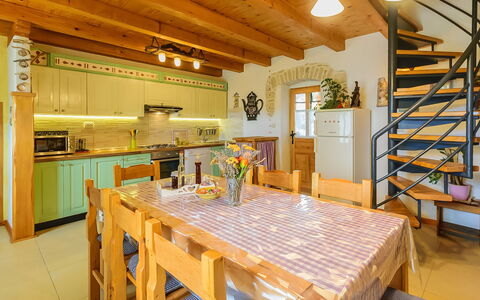 Loreta: Meubles, Propriété, Cabinetry, Table, Bois, Design Intérieur, Cuisine, Faisceau, Étagère, Sol