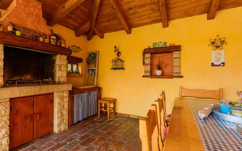 Loreta: Meubles, Propriété, Bâtiment, Cabinetry, Table, Bois, Chaise, Comptoir, Design Intérieur, Architecture