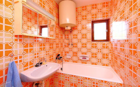 Betula: Orange, Salle De Bains, Pièce, Propriété, Design Intérieur, Mur, Tuile, Architecture, Bâtiment, Sol