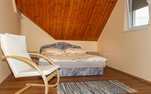 Balatonkeresztur 725: Meubles, Fenêtre, Confort, Bois, Bâtiment, Design Intérieur, Sol, Sol, Cadre De Lit, Tache De Bois