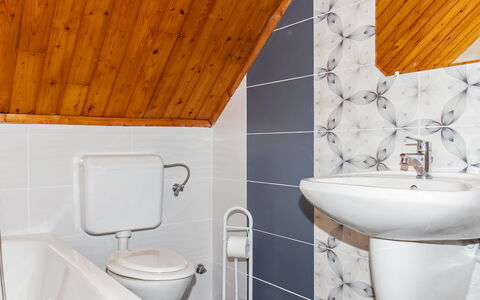 Balatonkeresztur 725: Marron, Robinet, Luminaire Plomberie, Lavabo, Bâtiment, Propriété, Blanc, Évier, Salle De Bains, Violet