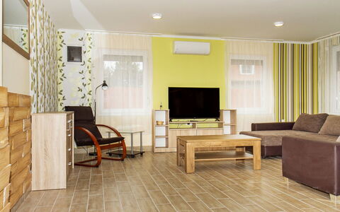Balatonkeresztur 725: Meubles, Canapé, Bâtiment, Bois, Design Intérieur, Sol, Salle, Table, Sol, Mur