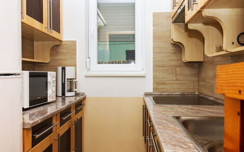 Balatonkeresztur 725: Cabinetry, Comptoir, Propriété, Cuisinière, Cuisine, Bois, Design Intérieur, Fenêtre, Appareil De Cuisine, Bâtiment