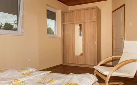 Balatonkeresztur 725: Meubles, Bâtiment, Fenêtre, Porte, Bois, Design Intérieur, Sol, Ombre, Confort