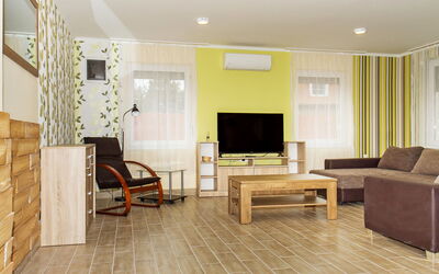 Balatonkeresztur 725: Meubles, Canapé, Bâtiment, Bois, Design Intérieur, Sol, Salle, Table, Sol, Mur