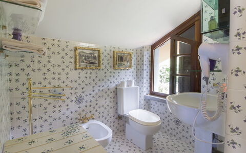 Villa Poggiobello: Salle De Bains, Propriété, Pièce, Design Intérieur, Tuile, Immobilier, Sol, Bâtiment, Mur, Maison
