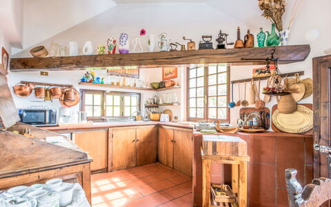 Villa Poggiobello: Propriété, Étagère, Rayonnage, Bois, Design Intérieur, Sol, Cabinetry, Cuisine, Mur, Fenêtre