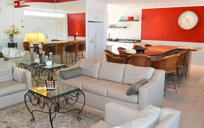 Yacht Club 5.7: Salon, Pièce, Design Intérieur, Meubles, Propriété, Jaune, Bâtiment, Maison, Orange, Domicile