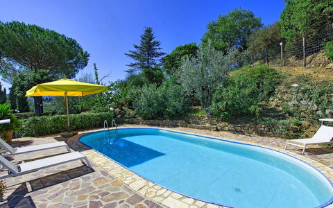 Bigiolo a Melazzano: Piscine, Propriété, Immobilier, Maison, Biens, Domicile, Loisir, Arrière-Cour, Bâtiment, Vacances