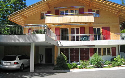Chalet Almisgässli: Plante, Bâtiment, Propriété, Ciel, Fenêtre, Véhicule, Roue, Voiture
