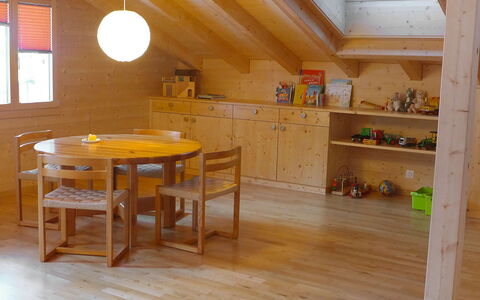 Chalet Almisgässli: Table, Meubles, Propriété, Fenêtre, Bois, Étagère, Design Intérieur, Sol, Sol, Salle