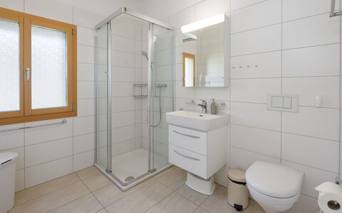 Chalet Almisgässli: Sol, Design Intérieur, Luminaire Plomberie, Sol, Salle De Bains, Lavabo, Évier, Plafond, Robinet, Pièce